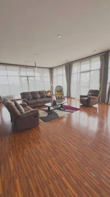Mimi Castle Full Ac 1200M2 Private Villa Dan Pool Parongpong Lembang Cihanjuang Luaran gambar