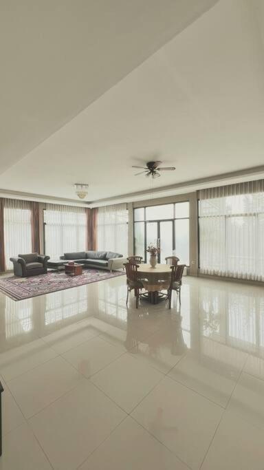 Mimi Castle Full Ac 1200M2 Private Villa Dan Pool Parongpong Lembang Cihanjuang Luaran gambar