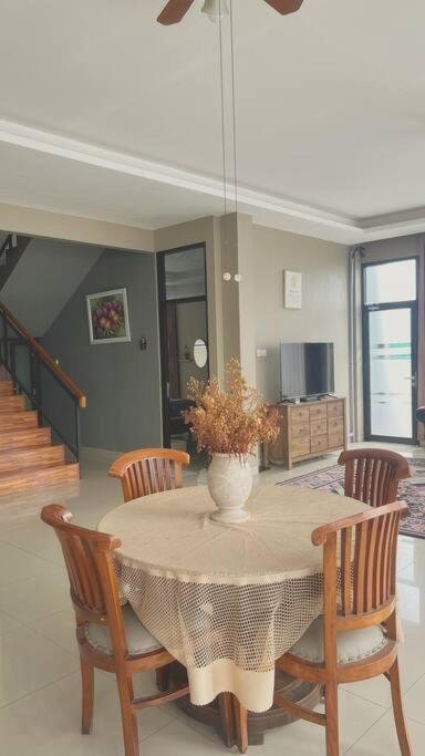 Mimi Castle Full Ac 1200M2 Private Villa Dan Pool Parongpong Lembang Cihanjuang Luaran gambar