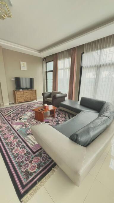 Mimi Castle Full Ac 1200M2 Private Villa Dan Pool Parongpong Lembang Cihanjuang Luaran gambar