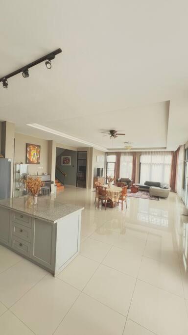 Mimi Castle Full Ac 1200M2 Private Villa Dan Pool Parongpong Lembang Cihanjuang Luaran gambar